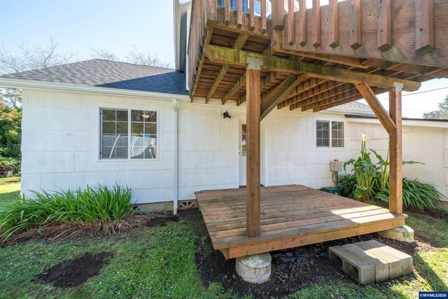 43 NW Knoxville St, Yachats, OR 97498