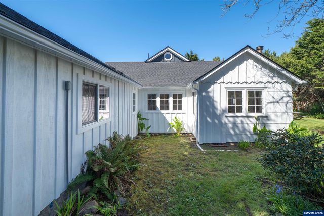 43 NW Knoxville St, Yachats, OR 97498