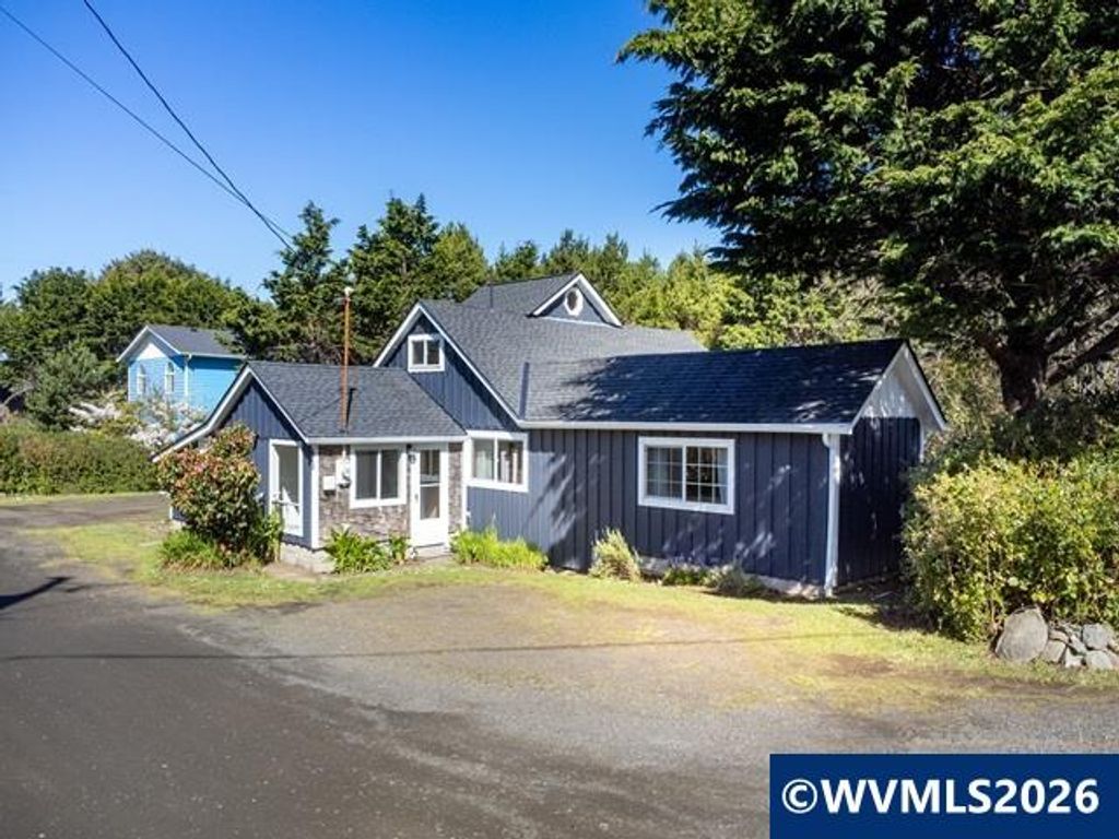 43 NW Knoxville St, Yachats, OR 97498