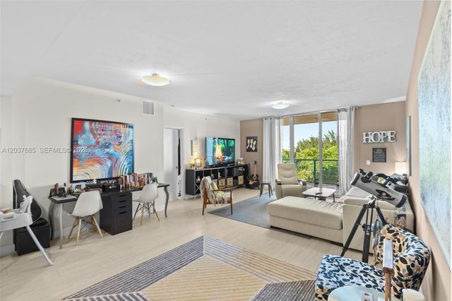 15051 Royal Oaks Lane 401, North Miami, FL 33181