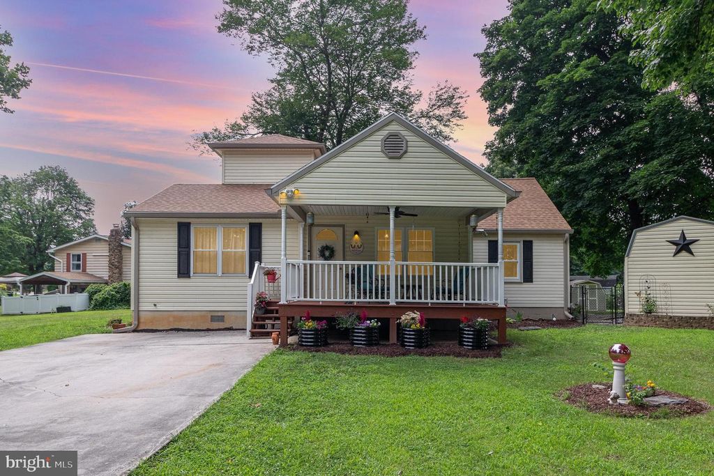 615 WOODLAND AVE, Mount Holly Springs, PA 17065