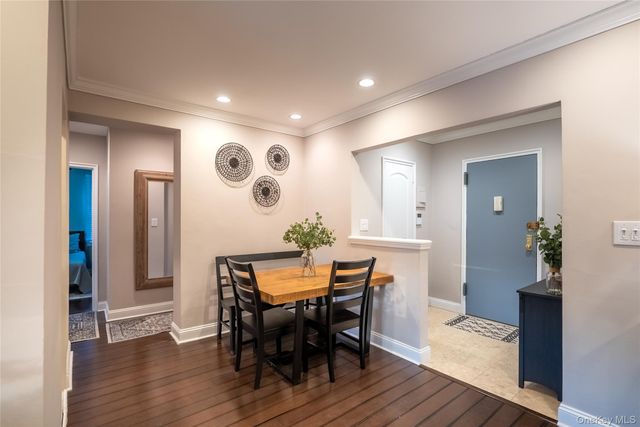 12 Edwards Street 3B, Roslyn Heights, NY 11577