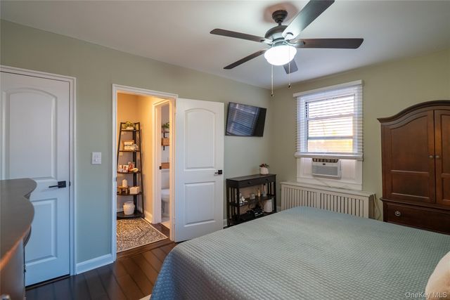 12 Edwards Street 3B, Roslyn Heights, NY 11577