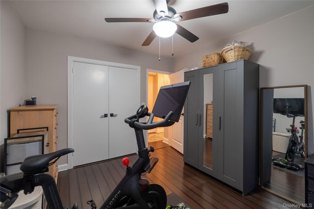 12 Edwards Street 3B, Roslyn Heights, NY 11577