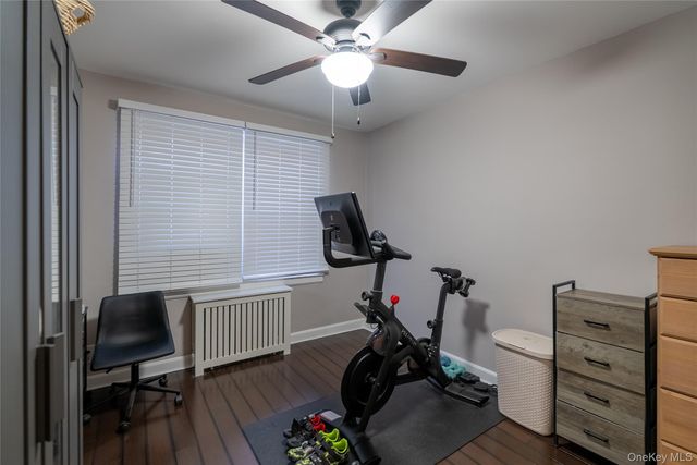 12 Edwards Street 3B, Roslyn Heights, NY 11577