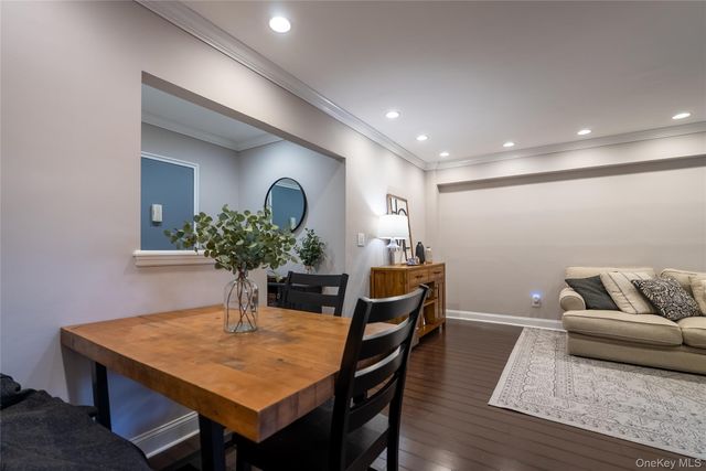 12 Edwards Street 3B, Roslyn Heights, NY 11577