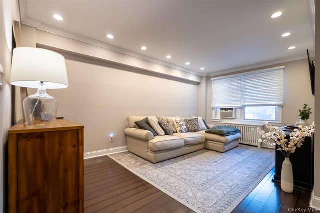 12 Edwards Street 3B, Roslyn Heights, NY 11577