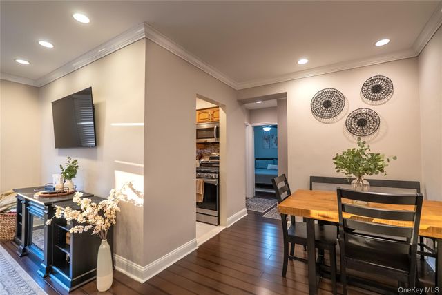 12 Edwards Street 3B, Roslyn Heights, NY 11577