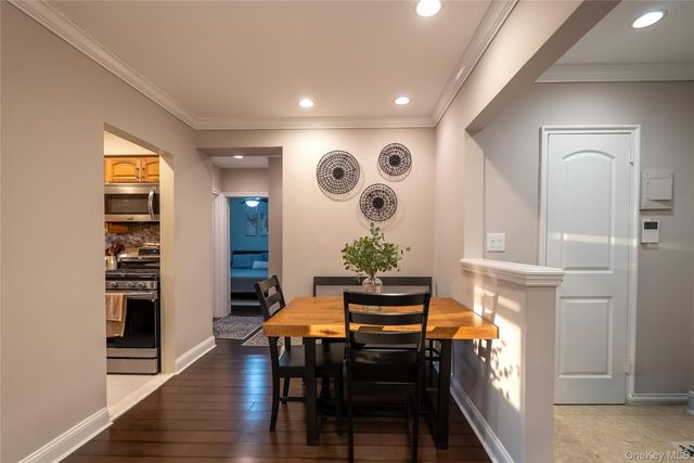 12 Edwards Street 3B, Roslyn Heights, NY 11577