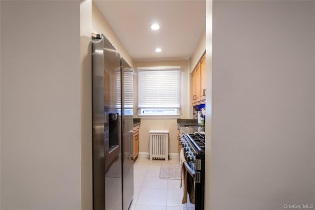 12 Edwards Street 3B, Roslyn Heights, NY 11577