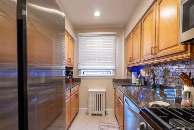 12 Edwards Street 3B, Roslyn Heights, NY 11577