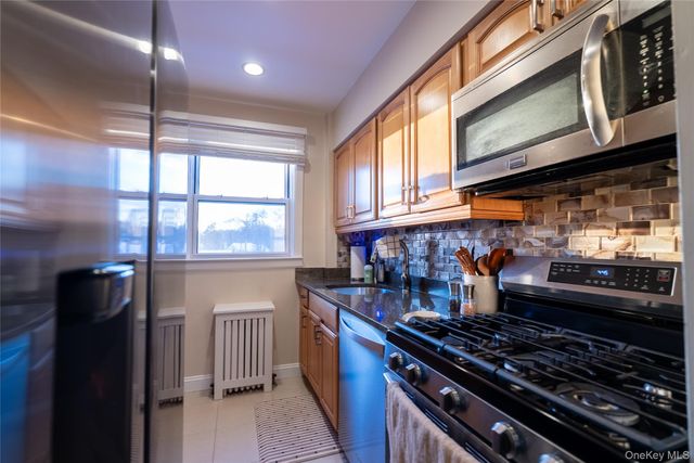 12 Edwards Street 3B, Roslyn Heights, NY 11577