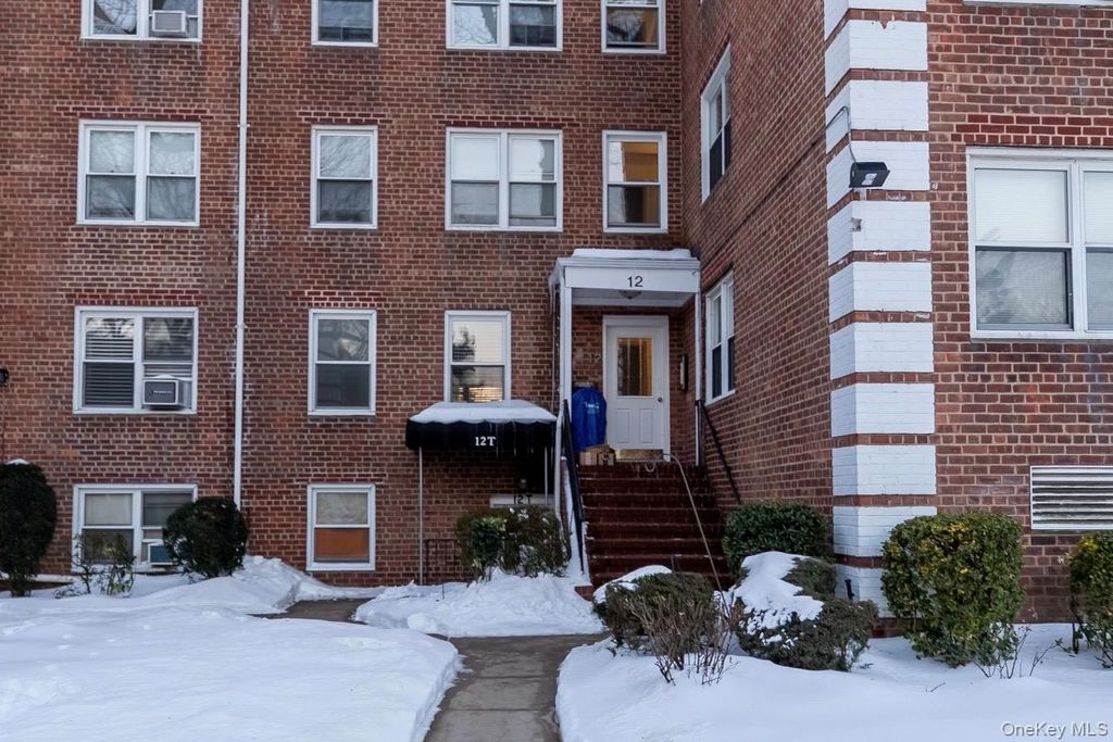 12 Edwards Street 3B, Roslyn Heights, NY 11577