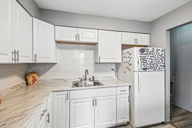 9740 S Pulaski Road 306, Oak Lawn, IL 60453