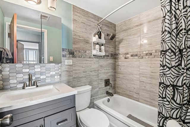 9740 S Pulaski Road 306, Oak Lawn, IL 60453
