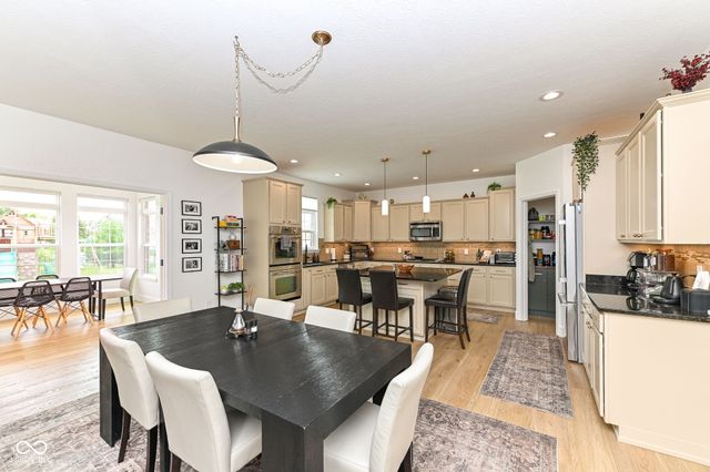 4693 W Chert Drive, New Palestine, IN 46163