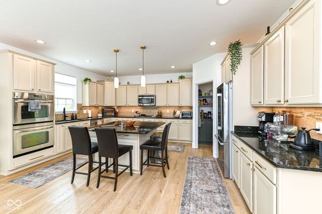 4693 W Chert Drive, New Palestine, IN 46163