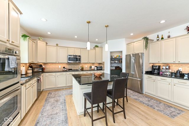 4693 W Chert Drive, New Palestine, IN 46163