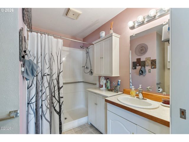 102 S OCEAN Ave, Rockaway Beach, OR 97136