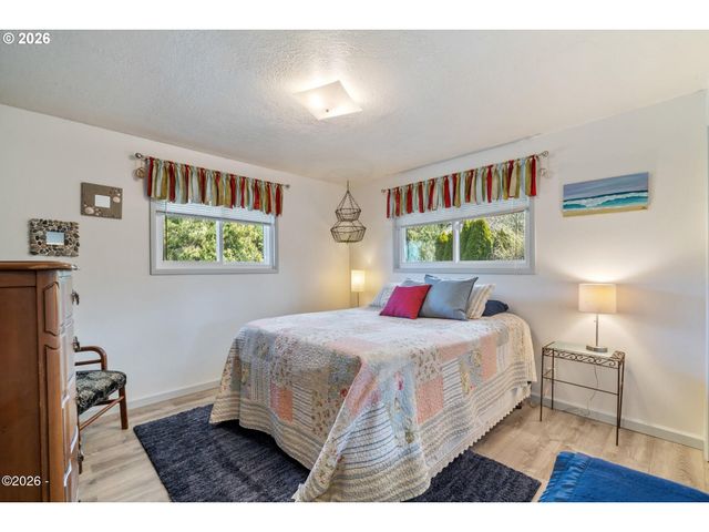 102 S OCEAN Ave, Rockaway Beach, OR 97136