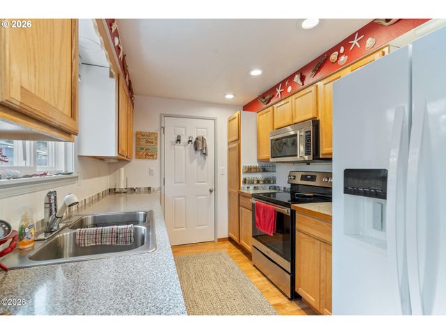 102 S OCEAN Ave, Rockaway Beach, OR 97136