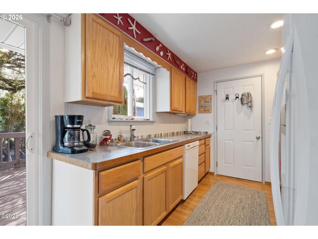 102 S OCEAN Ave, Rockaway Beach, OR 97136