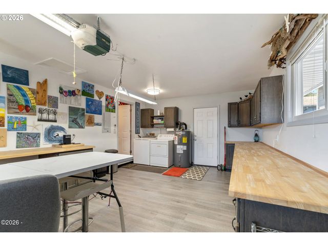 102 S OCEAN Ave, Rockaway Beach, OR 97136