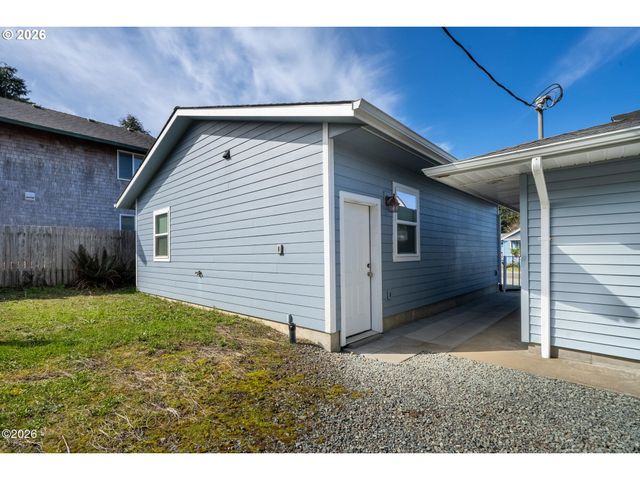 102 S OCEAN Ave, Rockaway Beach, OR 97136