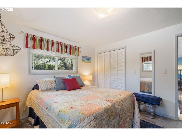 102 S OCEAN Ave, Rockaway Beach, OR 97136