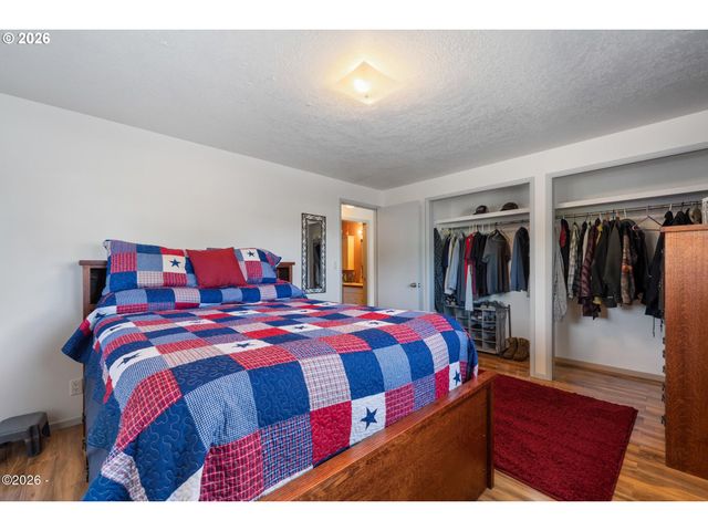 102 S OCEAN Ave, Rockaway Beach, OR 97136