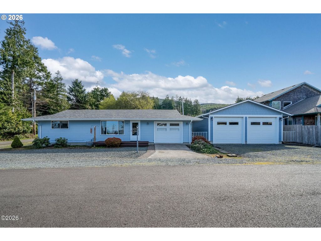 102 S OCEAN Ave, Rockaway Beach, OR 97136