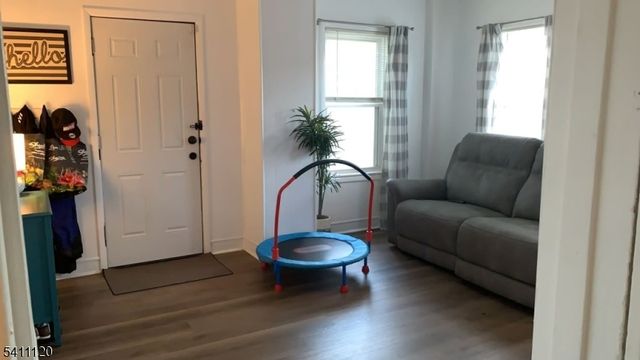 5 Park Sq, Lopatcong Twp., NJ 08865