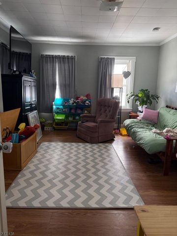 5 Park Sq, Lopatcong Twp., NJ 08865