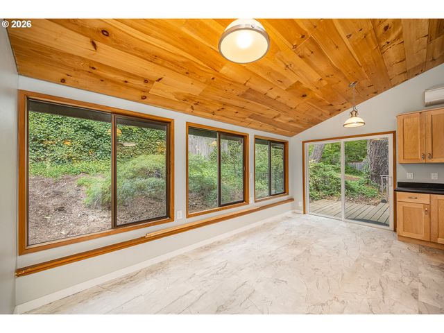 3827 VINE MAPLE St, Eugene, OR 97405