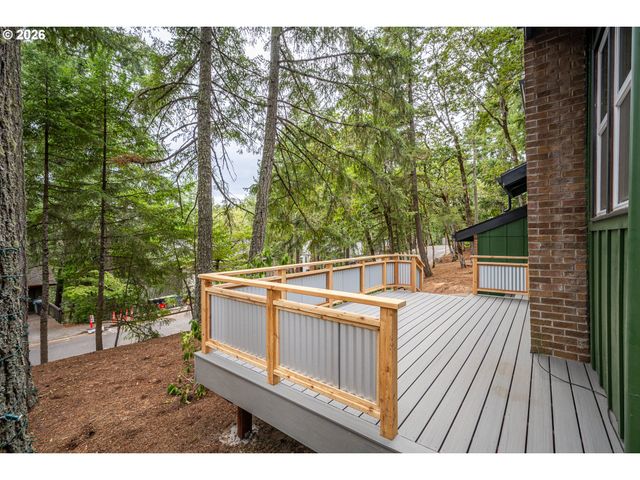 3827 VINE MAPLE St, Eugene, OR 97405