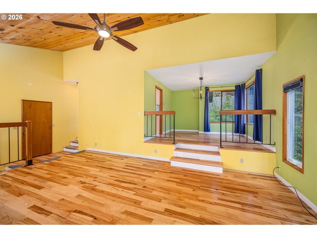 3827 VINE MAPLE St, Eugene, OR 97405