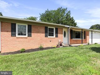 10836 OAK VALLEY DR, Hagerstown, MD 21740
