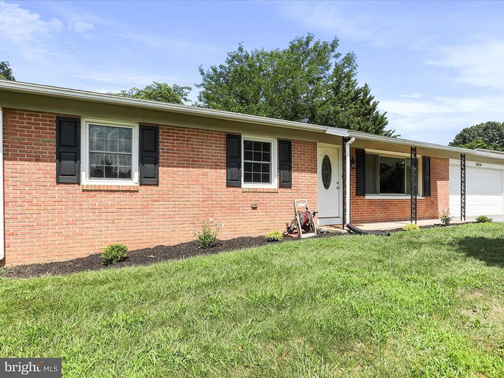 10836 OAK VALLEY DR, Hagerstown, MD 21740