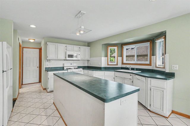 50777 Cambridge Drive, Macomb, MI 48044