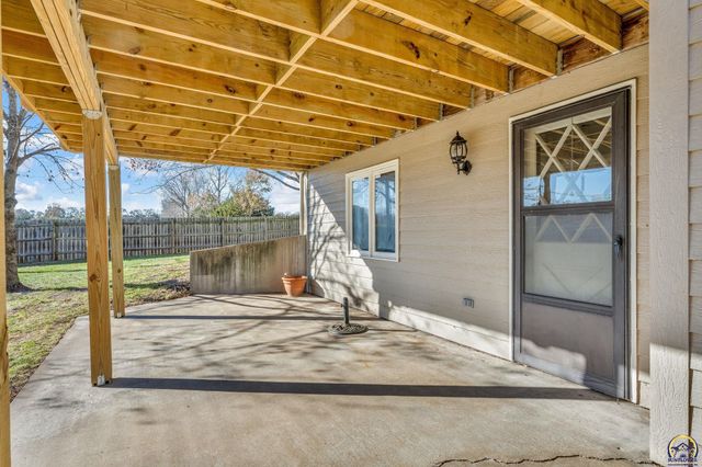 6743 SW Wentley LN, Topeka, KS 66614