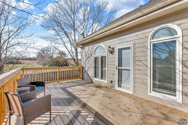 6743 SW Wentley LN, Topeka, KS 66614