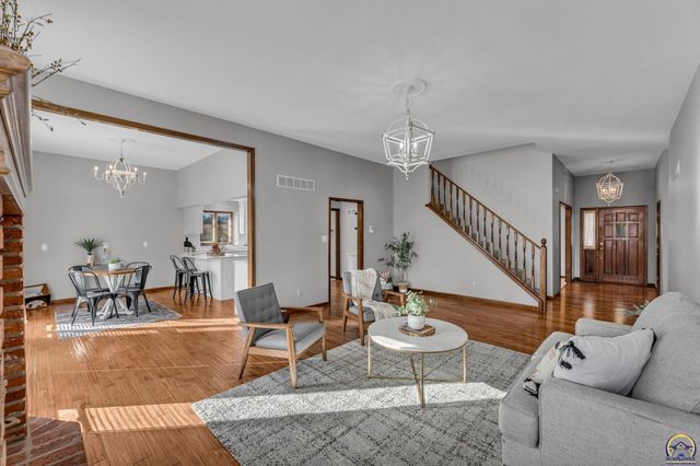 6743 SW Wentley LN, Topeka, KS 66614