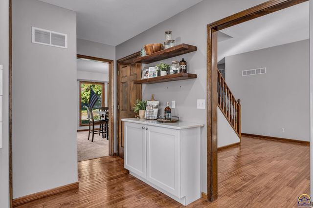 6743 SW Wentley LN, Topeka, KS 66614