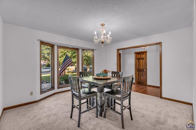 6743 SW Wentley LN, Topeka, KS 66614