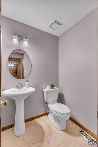 6743 SW Wentley LN, Topeka, KS 66614