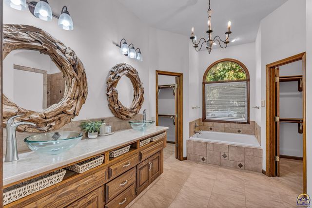 6743 SW Wentley LN, Topeka, KS 66614