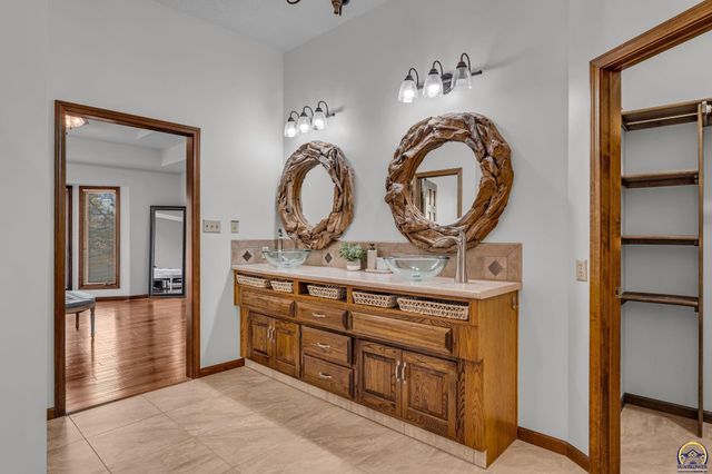 6743 SW Wentley LN, Topeka, KS 66614