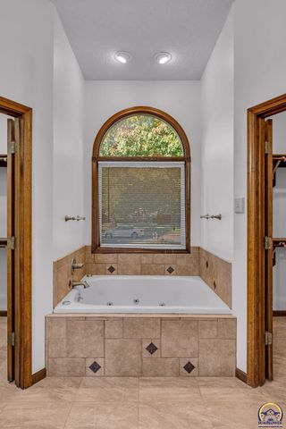 6743 SW Wentley LN, Topeka, KS 66614