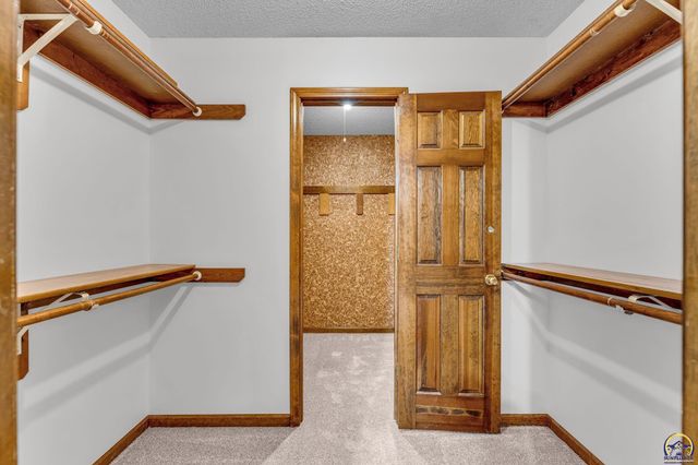 6743 SW Wentley LN, Topeka, KS 66614