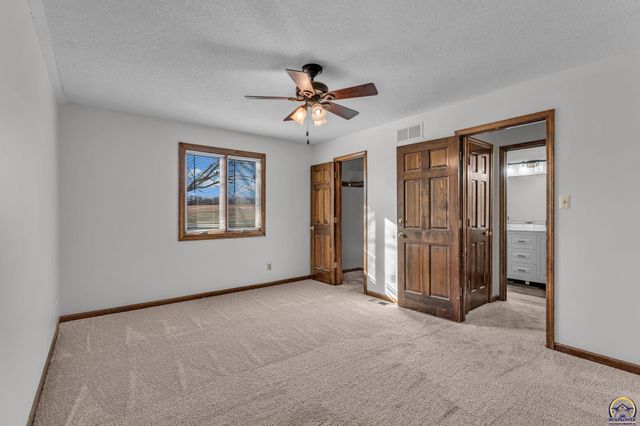 6743 SW Wentley LN, Topeka, KS 66614